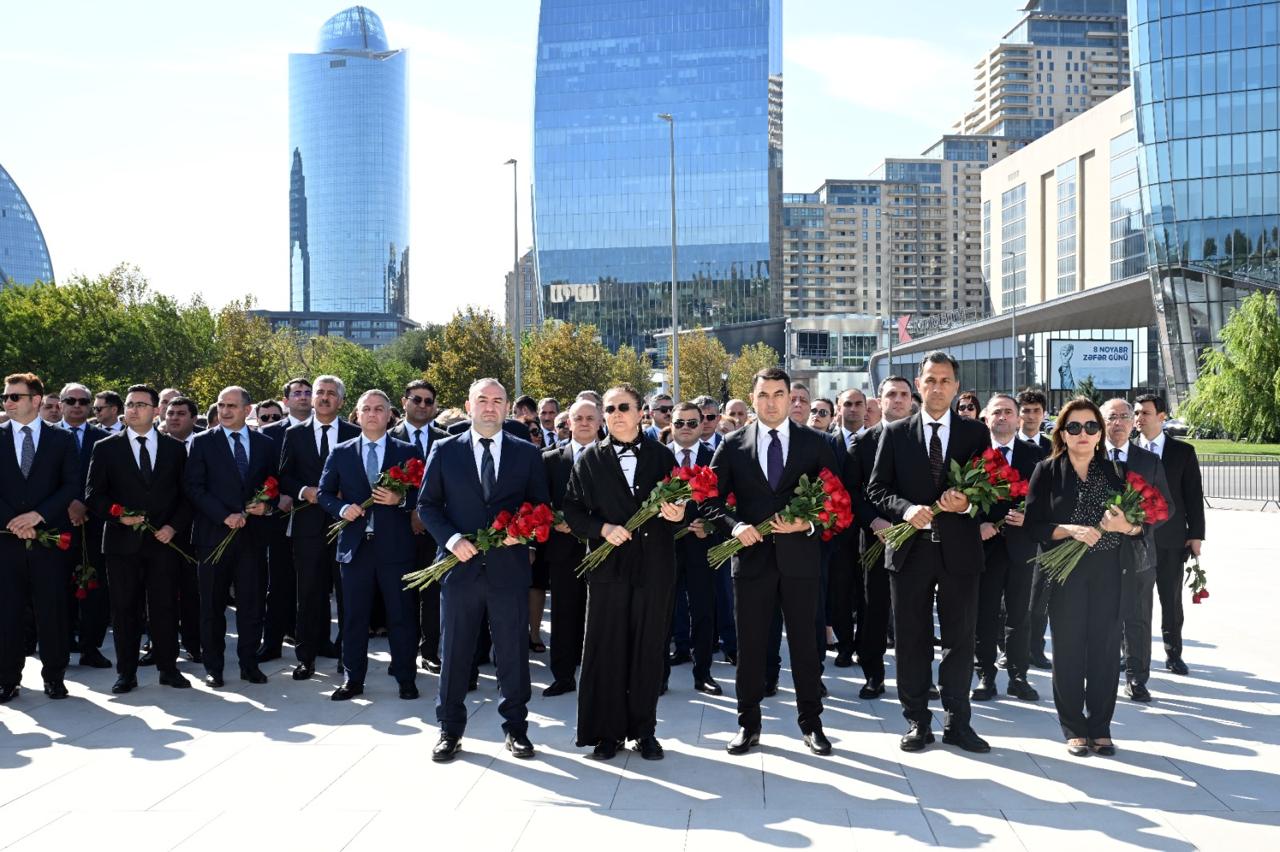 Mədəniyyət Nazirliyinin kollektivi şəhidlərin xatirəsini yad edib